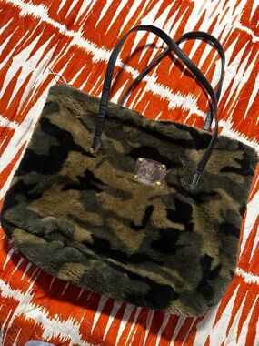 Camouflage Faux Fur Tote LV Patch - Olive & Black